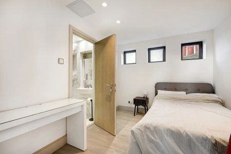 3 bedroom flat in Chelsea - Photo 3