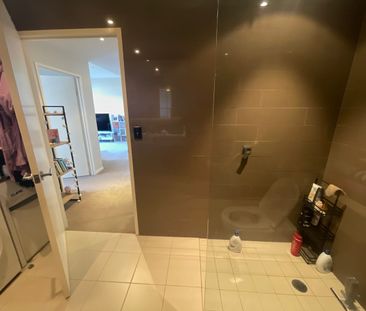 Spacious One Bedder, with large balcony & Car-space - Photo 3