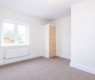3 bedroom House in Elgar Road, Reading - Photo 5