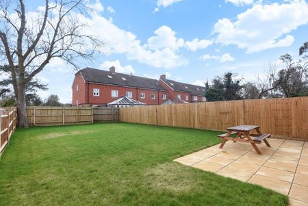 4 bedroom semi-detached house to rent - Photo 3