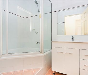 Bright & Breezy Two Bedroom Apartment - Photo 3