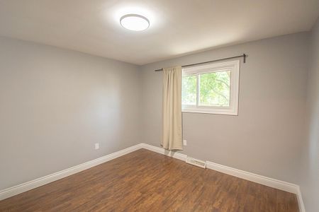 **RENOVATED MAIN UNIT FOR RENT IN ST. CATHARINES!** - Photo 3