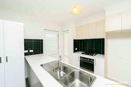 Spacious two storey townhouse, minutes to Gungahlin Town Centre - Photo 4