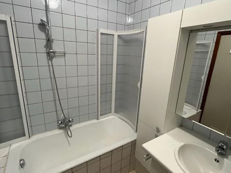 Ruim appartement in het centrum met 2 slaapkamers en lift. - Photo 4