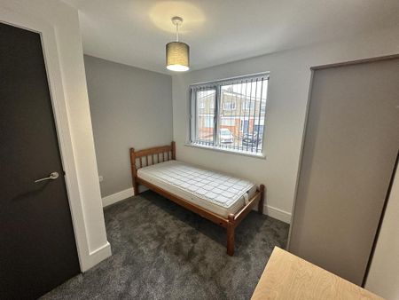 5 bedroom semi-detached house to rent - Photo 3