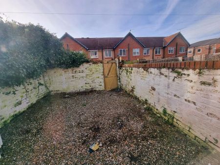 2 bedroom terraced house to rent - Photo 3
