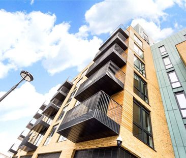 A fabulous two bedroom, two bathroom apartment situated moments from Southside Shopping Centre and Wandsworth Town. - Photo 1