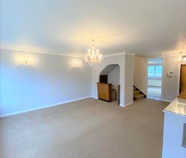 Three Bedroom Duplex Flat -TO LET- Moor Park HA6 - Photo 4