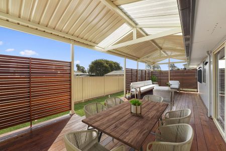 Modern Comfort Meets Entertainer's Delight: Stylish 3-Bedroom - Photo 2