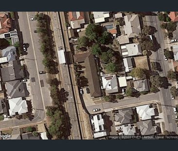 ONE BEDROOM END UNIT IN SMALL COMPLEX ! - Photo 1