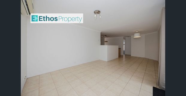 SUPER CONVENIENT 3 x 2 + PARKING! - Photo 1