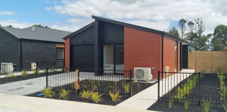 Beautiful and Modern - Delightful Family Home! - Photo 2