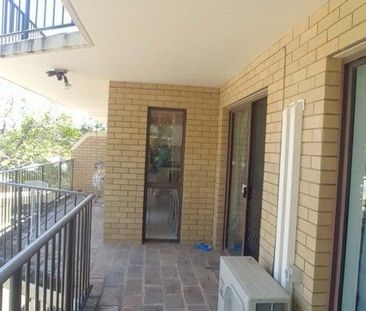 Two bedroom furnished apartment , walk to UQ St lucia campus - Photo 3