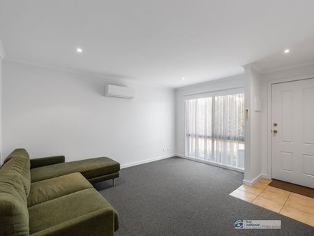 Charming 3-Bedroom Townhouse in the Heart of Cowes - Photo 5