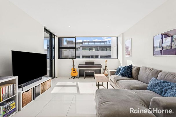 Bright & Airy - Photo 1