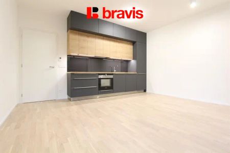 Pronájem luxusní novostavby bytu 2+kk, ul. Neumannova, Brno - Masarykova čtvrť, terasa, zahrada, šatna, klimatizace, garážové stání v ceně - Фото 2