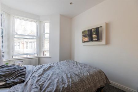 3 bedroom apartment to rent - Photo 4