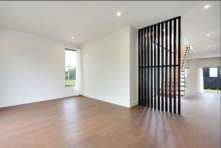 12 Moreton Close, Kew - Photo 2