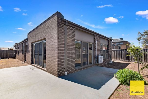 Vibrant and Contemporary Home in Perfect Location! - Photo 1