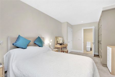 St Georges Heights, 4 Claremont Lane, Esher, KT10 flat to rent - Photo 5