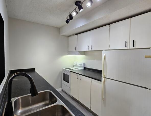 1 Bedroom Suite and PET FRIENDLY! | 5820 58A Street, Red Deer - Photo 1