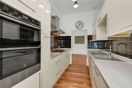 Located on the sought after St George’s Avenue, this well proportioned first floor apartment with private garden and garage offers generous and beautifully presented accommodation. - Photo 5