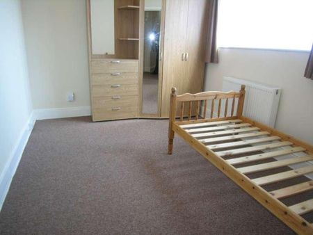 Bedroom Detached House In Charminster, BH9 - Photo 4
