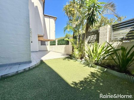 Remarkably Unique 3 Bedroom Park Side Garden Apartment - Photo 2