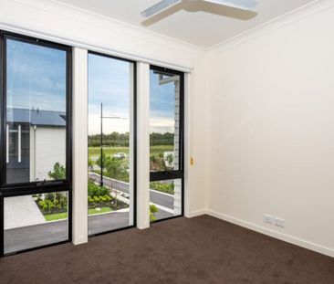 Freshly Updated Coastal Townhouse in the Heart of Hope Island - Photo 1