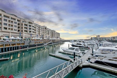 Exquisite Three-Bedroom Apartment within the Prestigious Marina East Complex - Photo 5