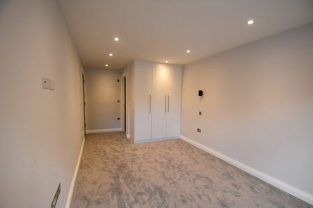 Oak End Way, Gerrards Cross, Buckinghamshire,SL9 - Photo 3