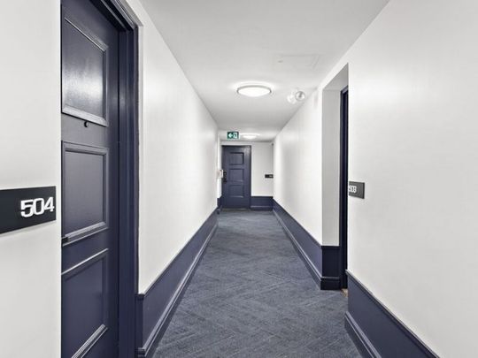 4 1/2 - Photo 1