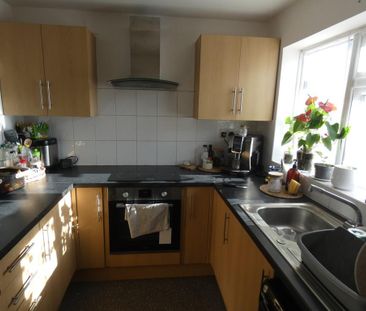 2 bedroom end of terrace house to rent - Photo 4