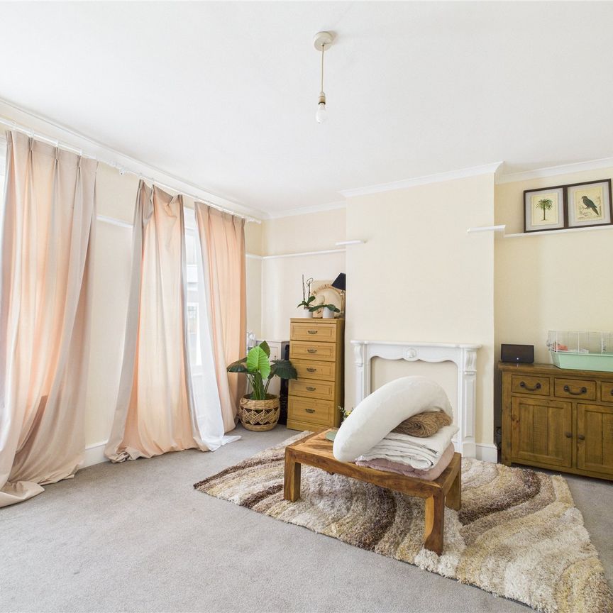 2 bedroom Flat in Queen Street, Berkshire - Photo 1