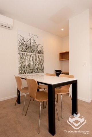 $640 per wk + 1 Car park + Fully Furnished - Photo 2