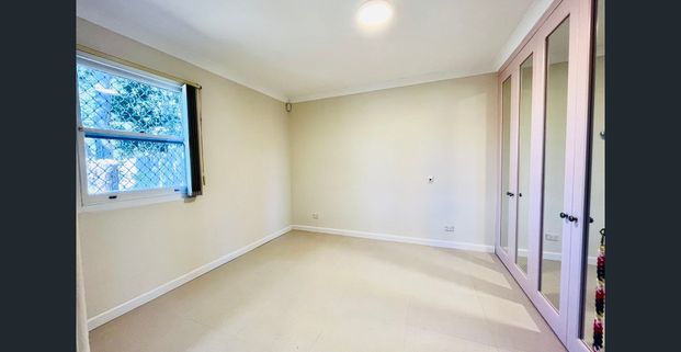 Spacious Granny Flat - Minute Walk to Rail - Photo 1