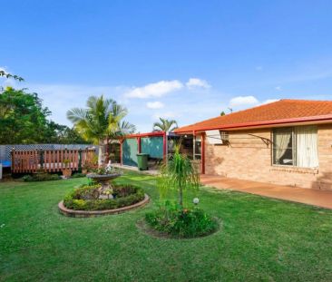 Nestled in one of Carrara's peaceful and family-friendly street, th... - Photo 2