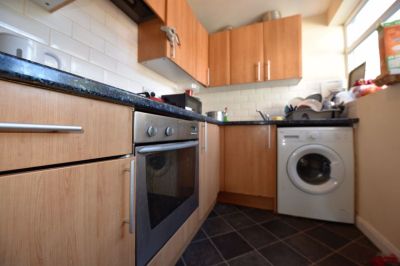 3 bedroom House in Cliffe Side Gardens, Leeds - Photo 2