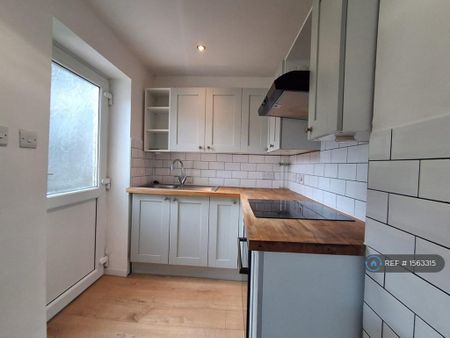 1 bedroom semi-detached house to rent - Photo 2