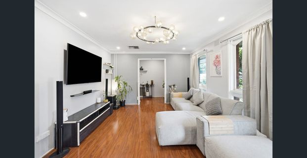 Spacious 3 Bedroom Living with Outstanding Outdoor Deck & Prime Bayswater Location! - Photo 1