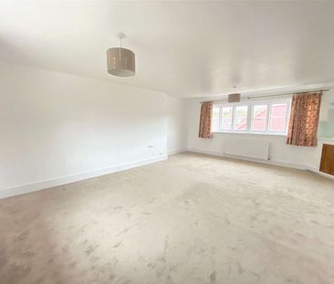 A charming cottage nestled in a peaceful yet convenient location. - Photo 3