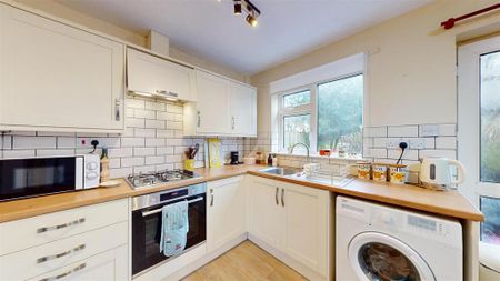 2 bedroom semi-detached house to rent - Photo 5