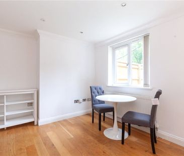 Two bedroom ground floor apartment with private rear garden and par... - Photo 1