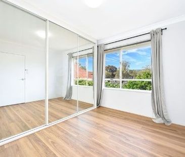 Sun-Kissed, Renovated Top Floor Apartment in the Heart Of North Str... - Photo 2