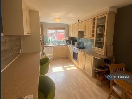 1 bedroom in a house share to rent - Photo 4