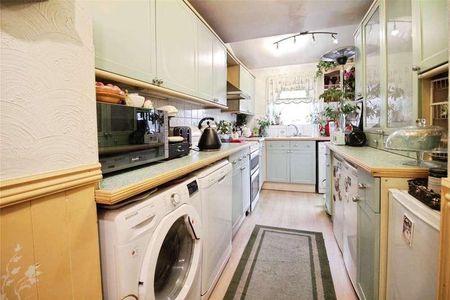 Frettons, Basildon, SS14 - Photo 4