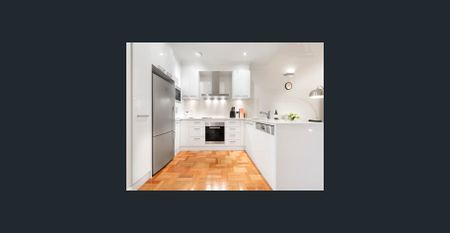 Light-Filled, Stylish & Low-Maintenance Living in the Heart of Kew - Photo 2