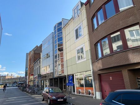 Ruim duplexappartement met 2 slaapkamers en volwaardig terras gelegen op wandelafstand van het Gentse Sint-Pietersstation. - Photo 2