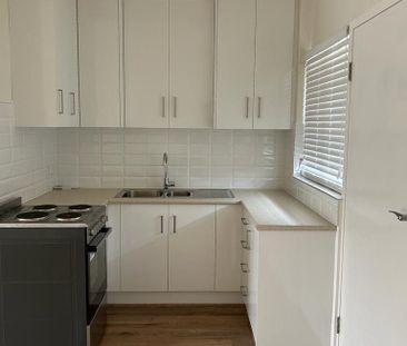 Cosy One Bedroom Unit with Undercover Parking! - Photo 5