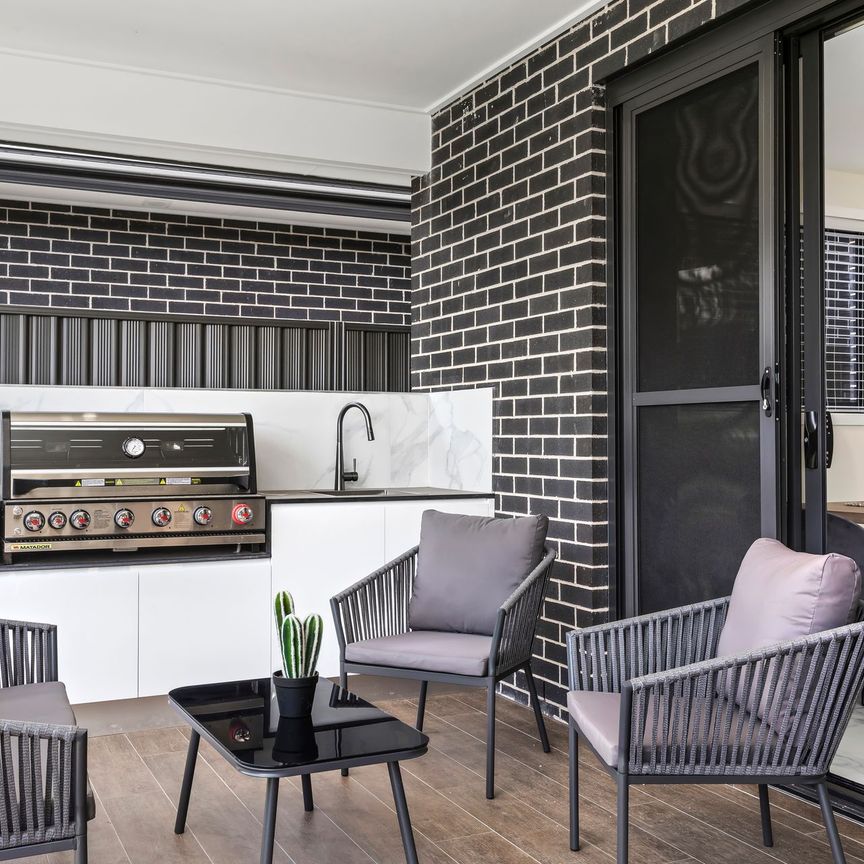 LUXURIOUS Five Bedroom Family Residence Close to All Amenities! - Photo 1